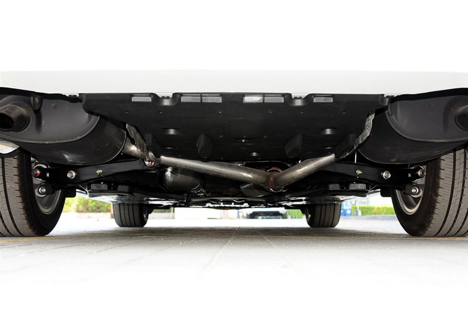 2015款 2.5L 时尚版 引擎底盘