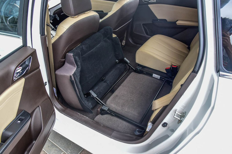 2017款 1.5L 时尚型 座椅空间