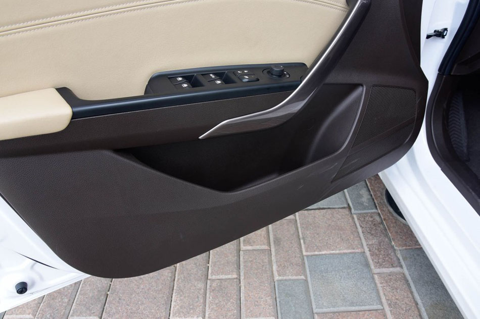 2017款 1.5L 时尚型 座椅空间