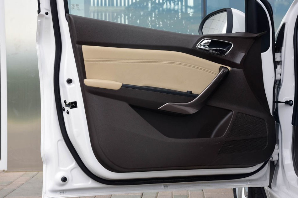 2017款 1.5L 时尚型 座椅空间