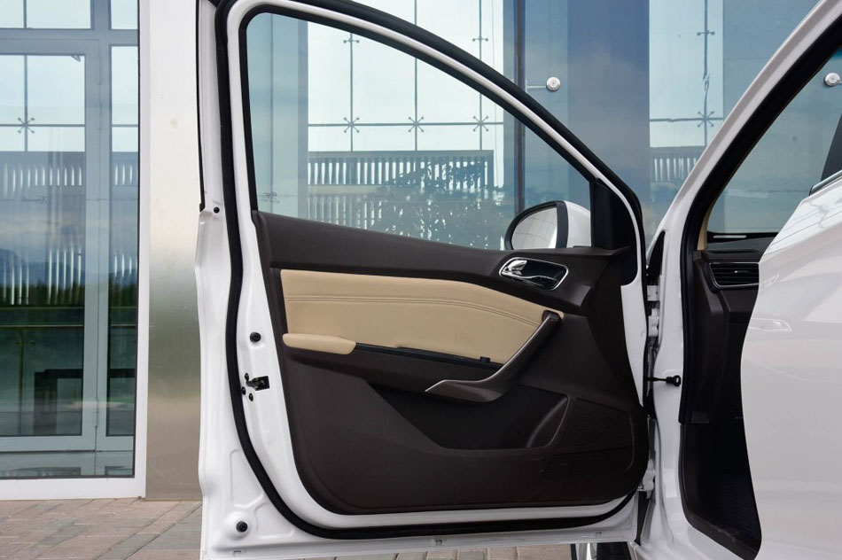 2017款 1.5L 时尚型 座椅空间