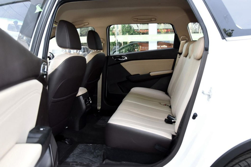 2017款 1.5L 时尚型 座椅空间