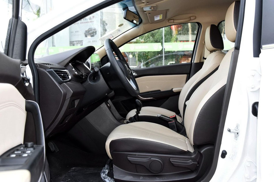 2017款 1.5L 时尚型 座椅空间