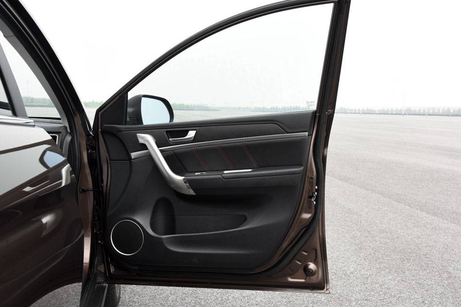 2017款 1.5T 自动两驱尊贵型 座椅空间