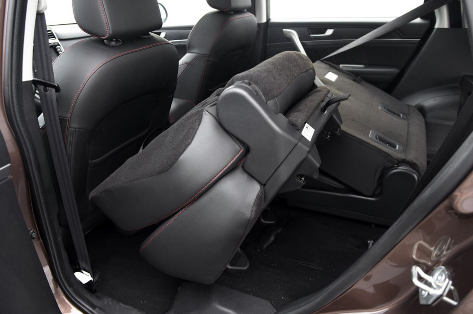 2017款 1.5T 自动两驱尊贵型 座椅空间
