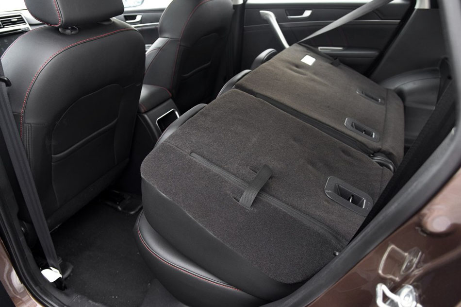 2017款 1.5T 自动两驱尊贵型 座椅空间