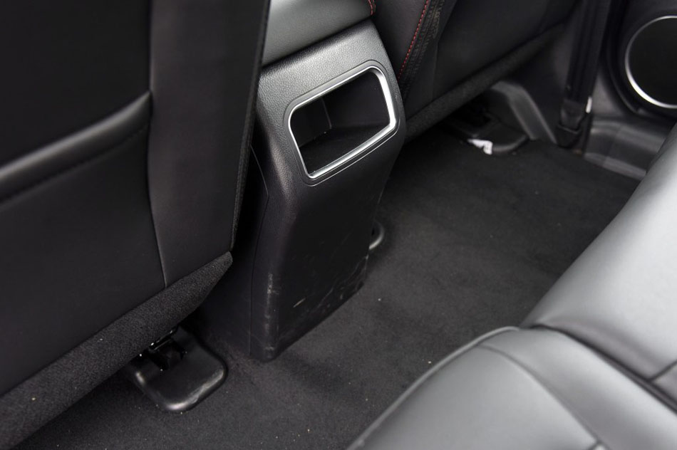 2017款 1.5T 自动两驱尊贵型 座椅空间