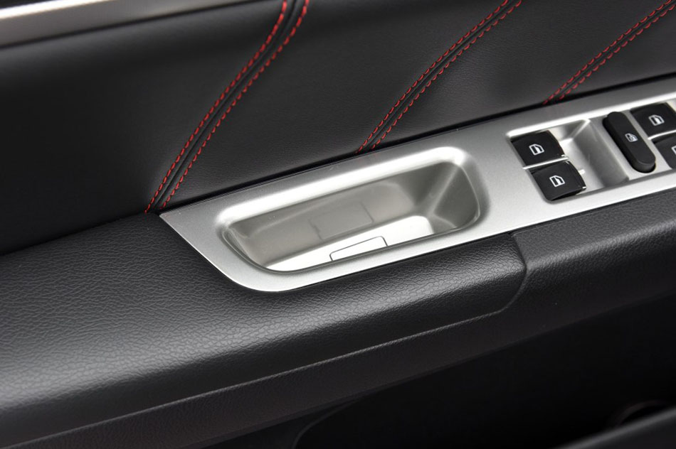 2017款 1.5T 自动两驱尊贵型 座椅空间