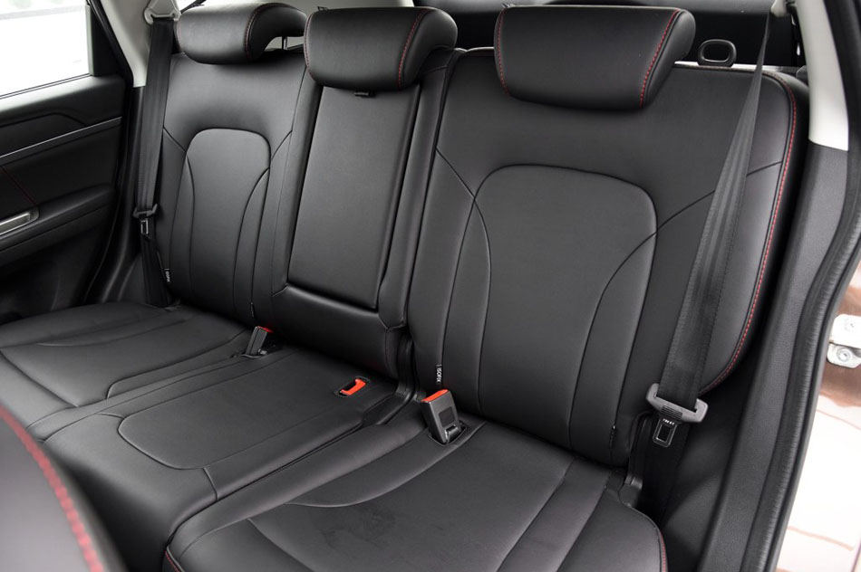 2017款 1.5T 自动两驱尊贵型 座椅空间