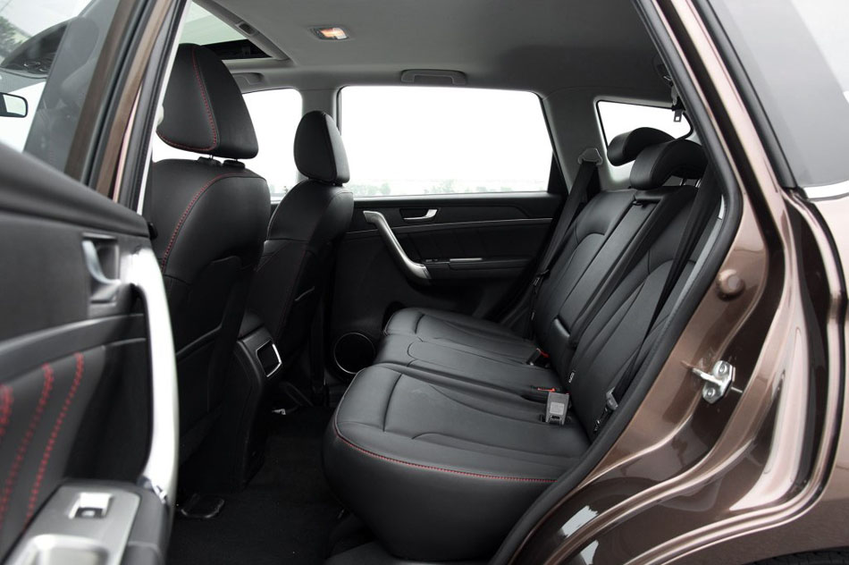 2017款 1.5T 自动两驱尊贵型 座椅空间