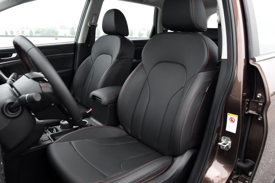 2017款 1.5T 自动两驱尊贵型 座椅空间