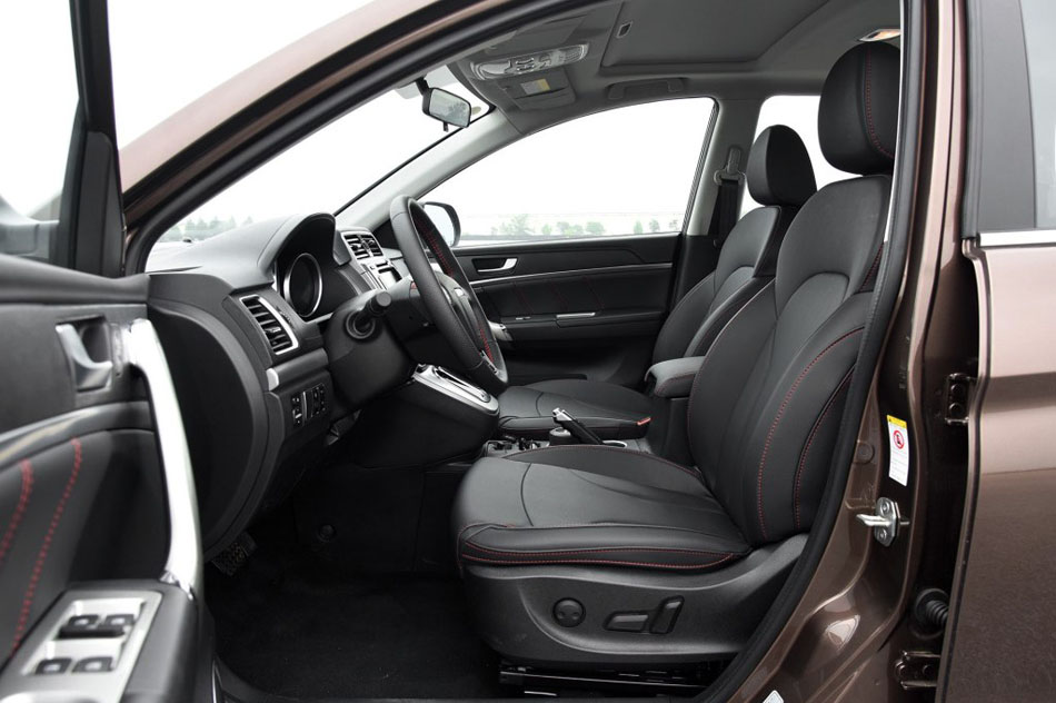 2017款 1.5T 自动两驱尊贵型 座椅空间