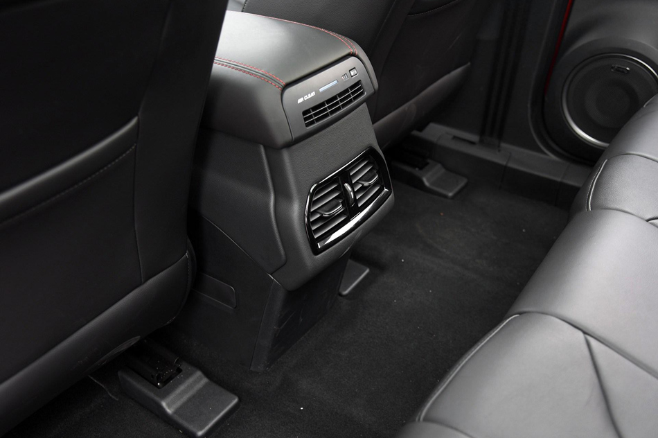 2017款 2.0T 超豪型 座椅空间