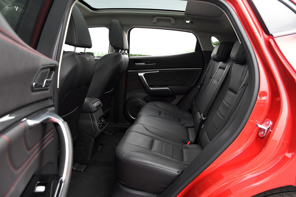 2017款 2.0T 超豪型 座椅空间