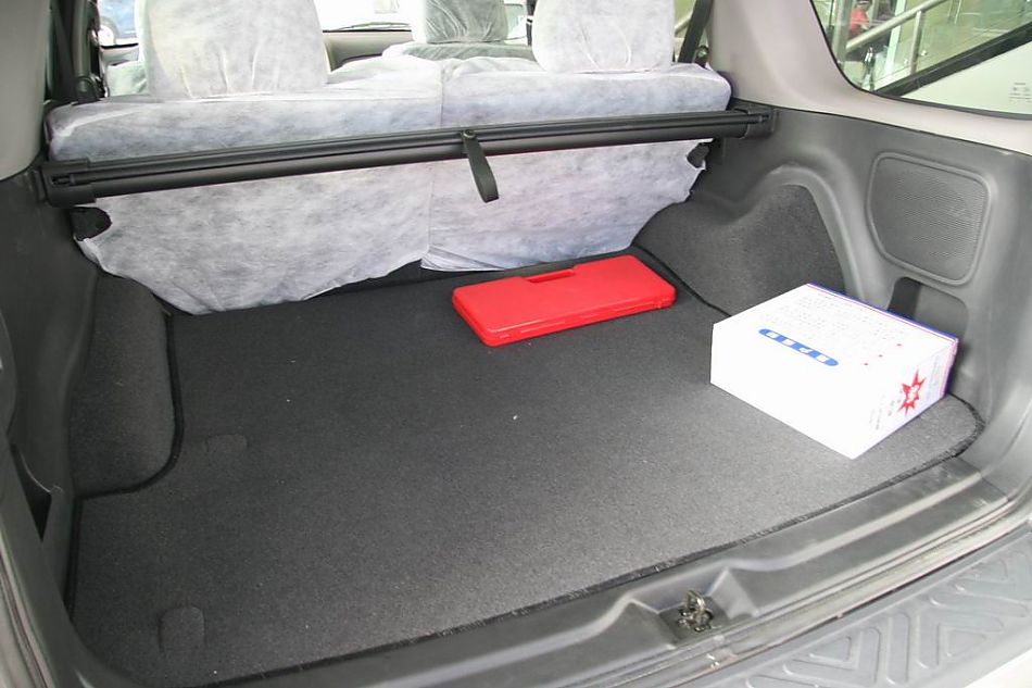 郑州日产帕拉丁后备厢