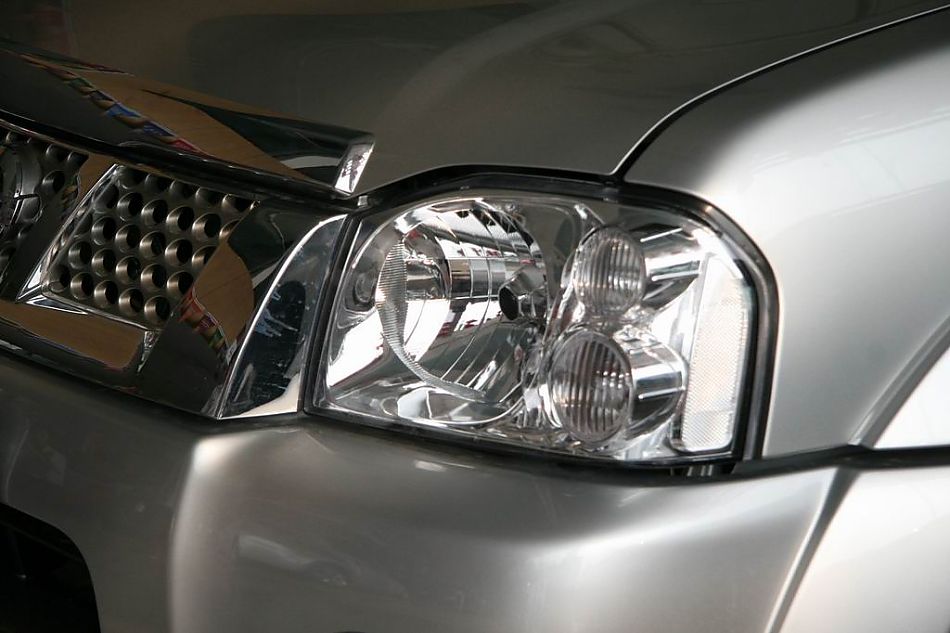 郑州日产帕拉丁前大灯