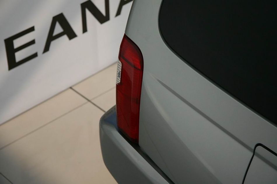 郑州日产帕拉丁尾灯