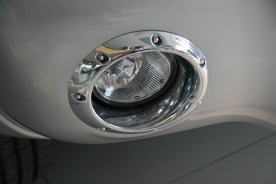 郑州日产帕拉丁前灯