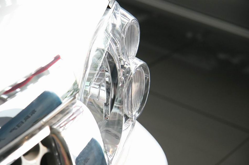 郑州日产帕拉丁前大灯