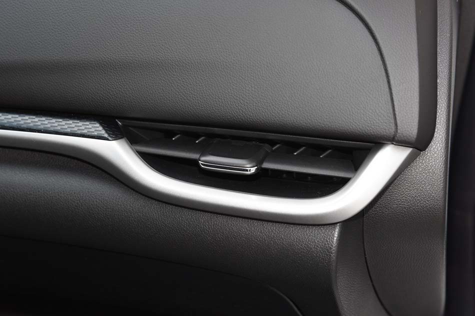 2019款 18T 自动互联精英型 内饰