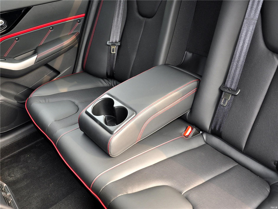 2019款启辰D60 座椅空间