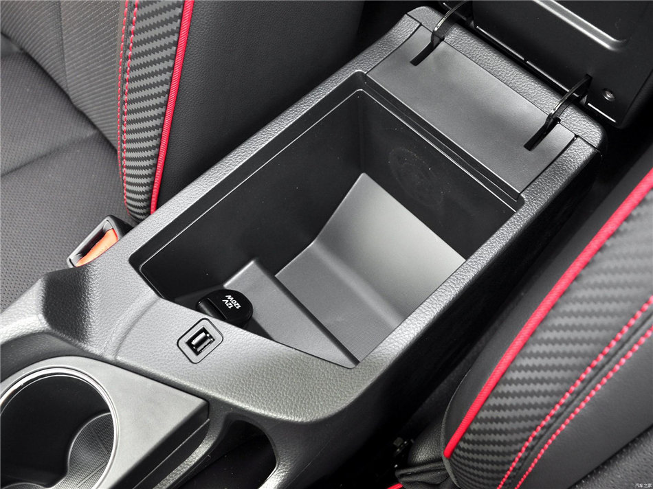 2019款启辰D60 座椅空间