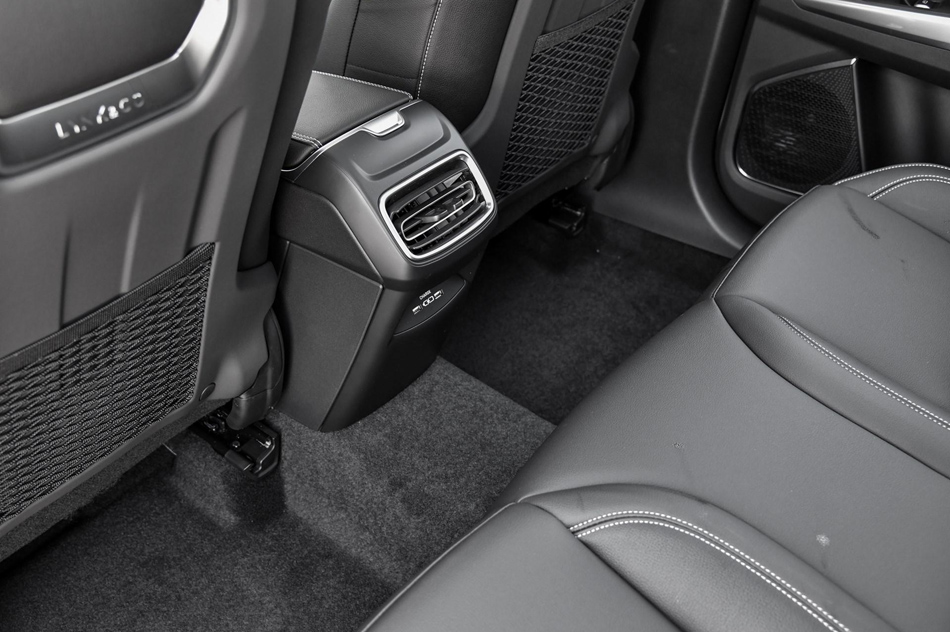 2018款 2.0T 两驱型+版 座椅空间