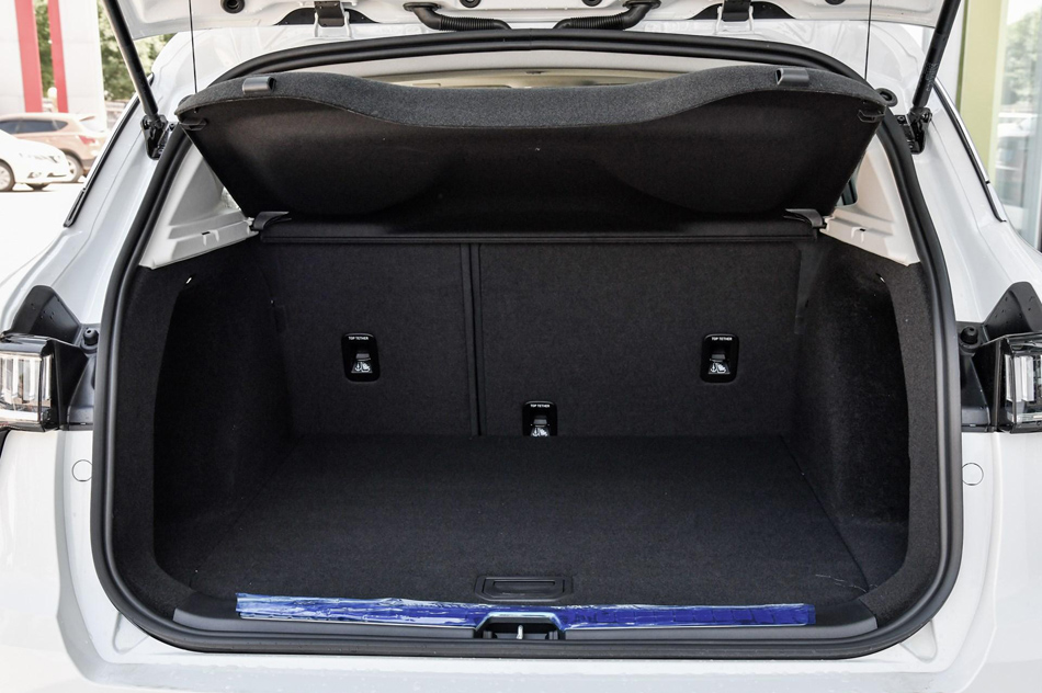 2018款 2.0T 两驱型+版 座椅空间