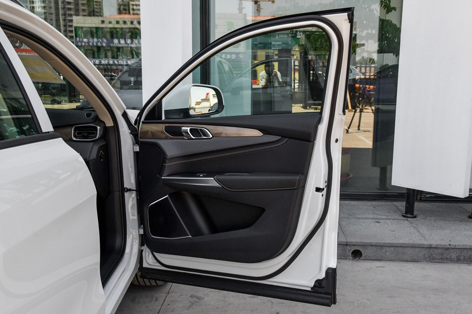 2018款 2.0T 两驱型+版 座椅空间