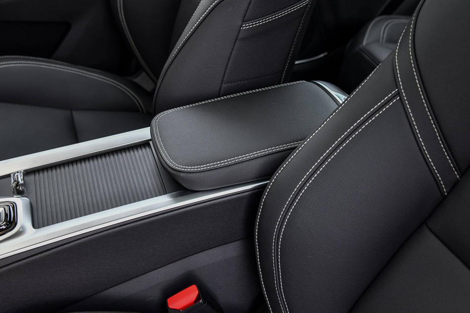 2018款 2.0T 两驱型+版 座椅空间