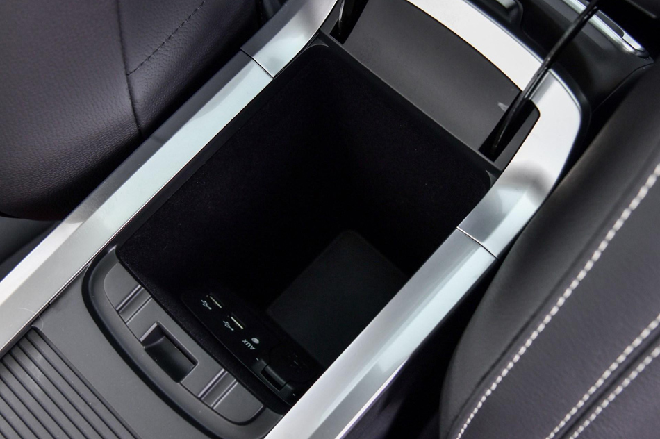 2018款 2.0T 两驱型+版 座椅空间