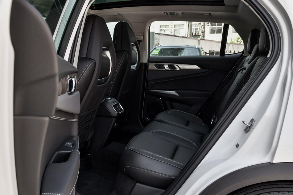2018款 2.0T 两驱型+版 座椅空间