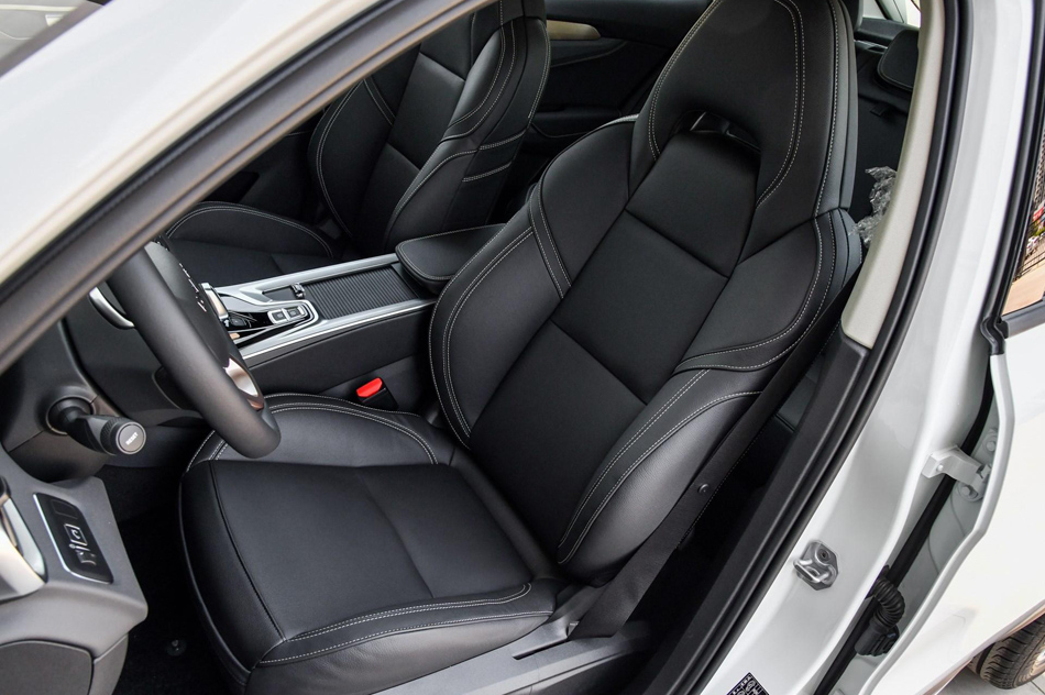 2018款 2.0T 两驱型+版 座椅空间