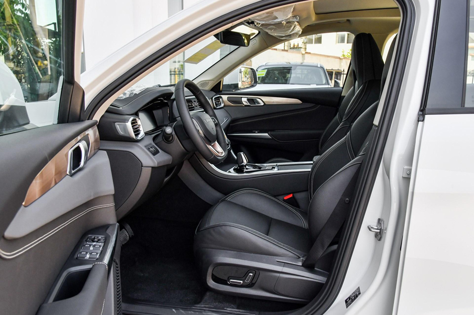 2018款 2.0T 两驱型+版 座椅空间