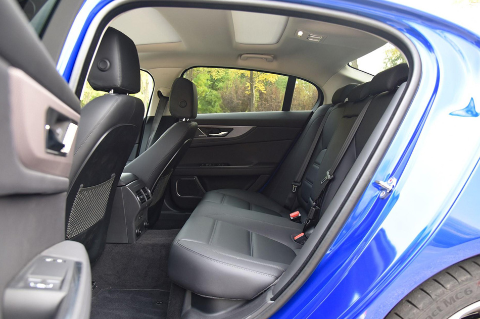 2020款 2.0T 200PS S进取优雅版 座椅空间