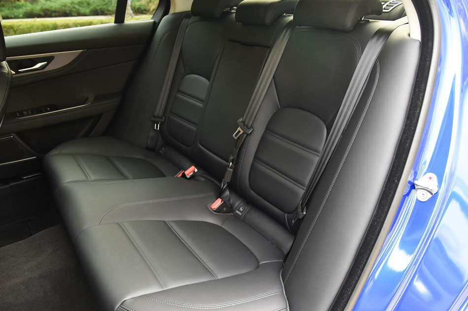 2020款 2.0T 200PS S进取优雅版 座椅空间