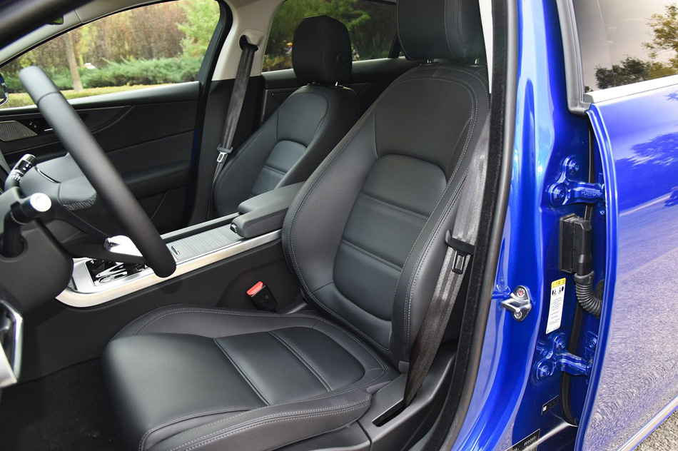 2020款 2.0T 200PS S进取优雅版 座椅空间