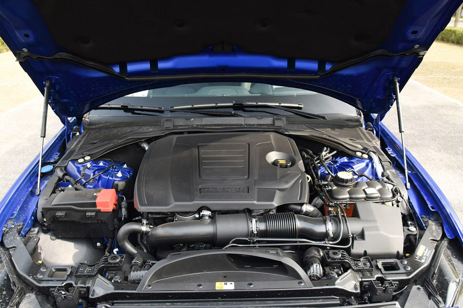 2020款 2.0T 200PS S进取优雅版 引擎底盘