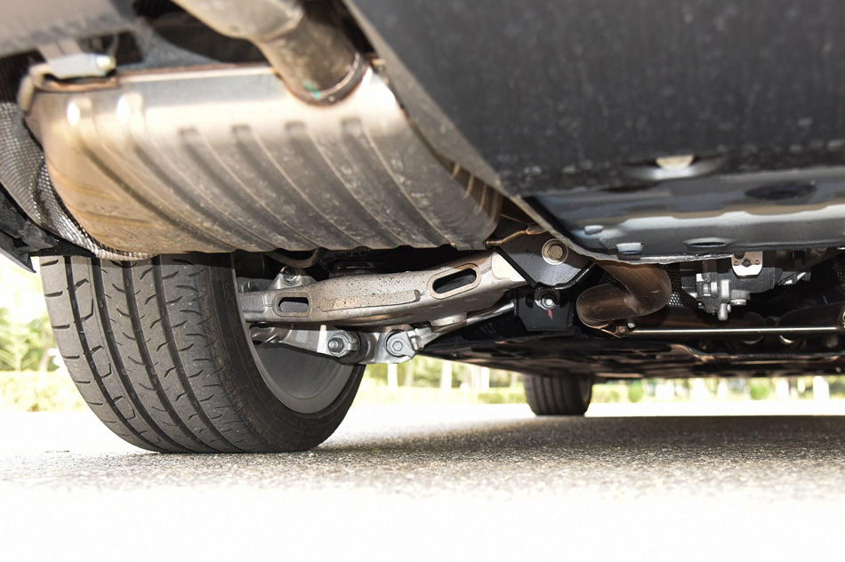 2020款 2.0T 200PS S进取优雅版 引擎底盘