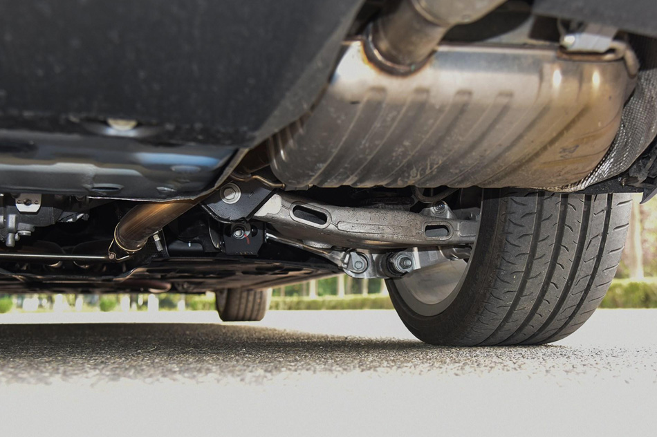 2020款 2.0T 200PS S进取优雅版 引擎底盘