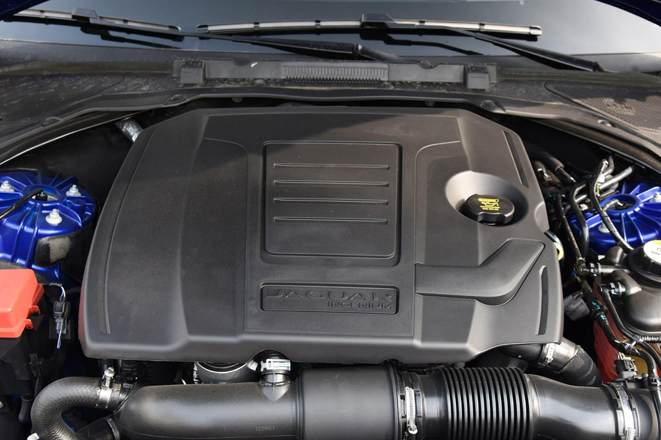 2020款 2.0T 200PS S进取优雅版 引擎底盘