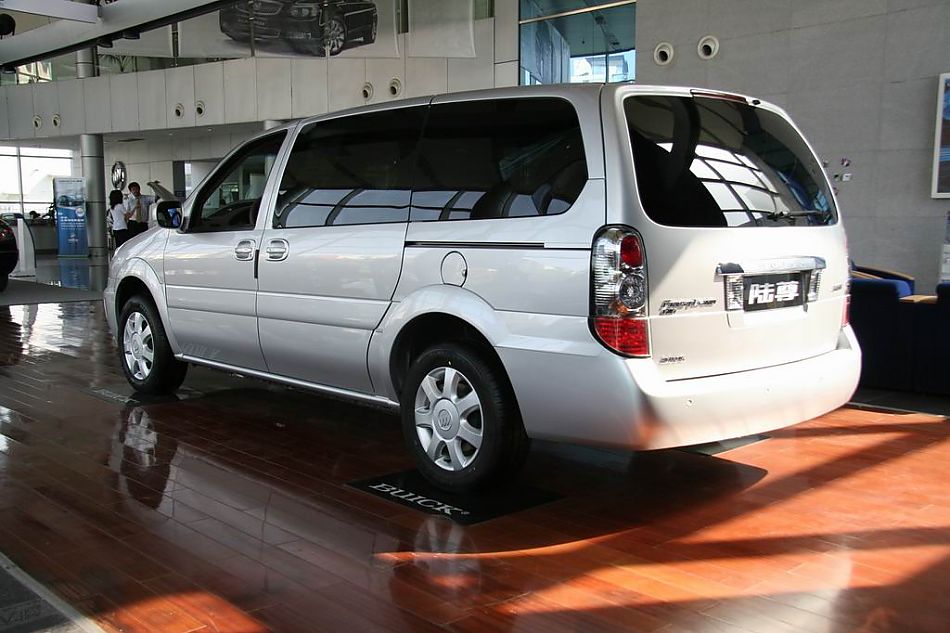 上海通用GL8陆尊外观