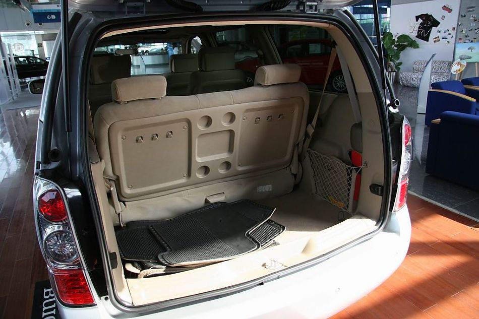 上海通用GL8陆尊后备厢