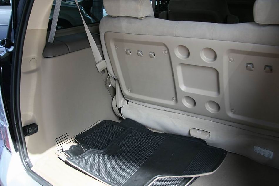 上海通用GL8陆尊后备厢