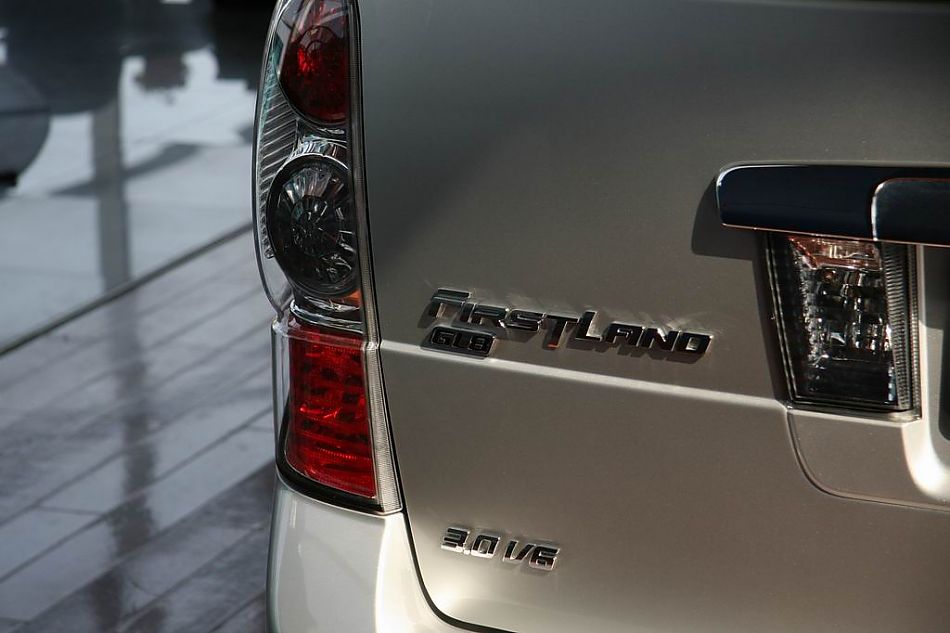 上海通用GL8陆尊尾部细节