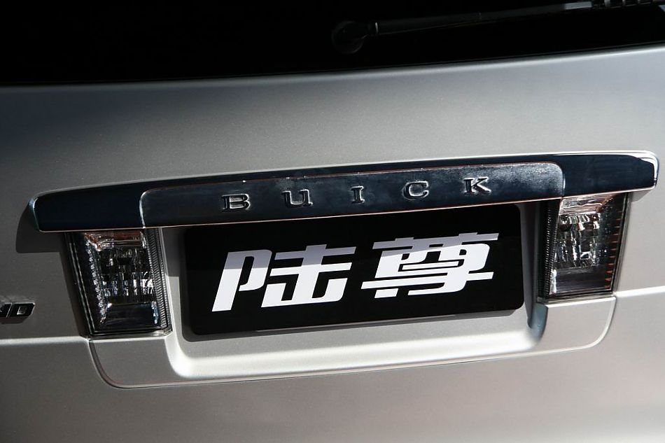 上海通用GL8陆尊尾部细节