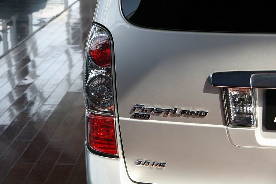 上海通用GL8陆尊尾部