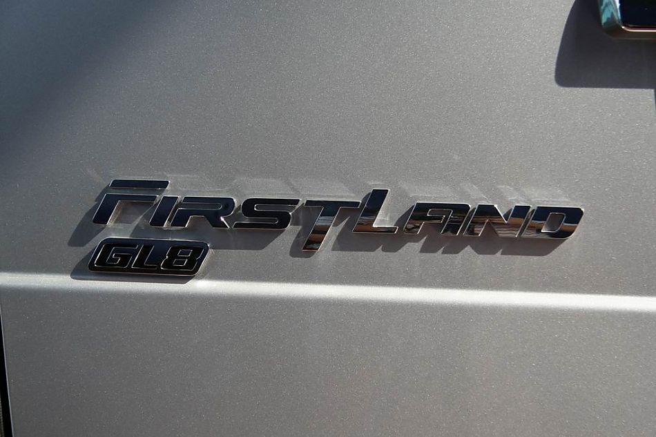 上海通用GL8陆尊尾部细节