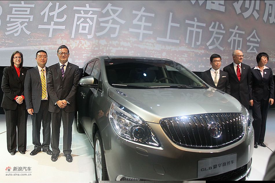 现场领导与别克GL8合影