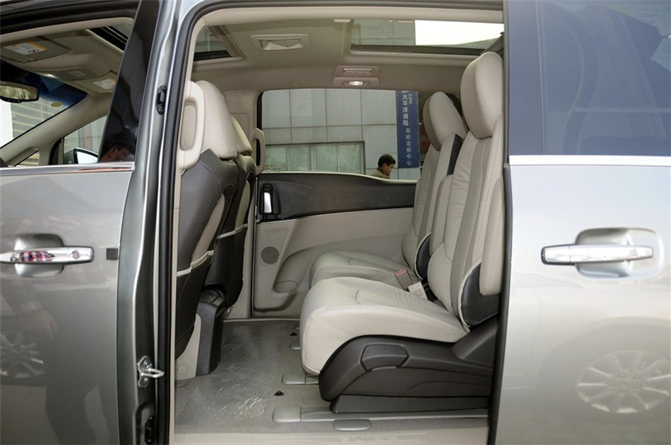 2013款 3.0L AT GT豪华商务豪雅版 座椅空间